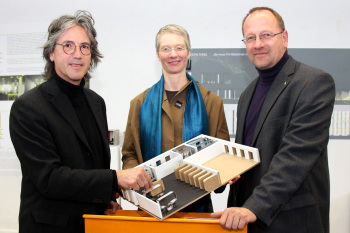 v.l.: Leiterin der Hochschulbibliothek der FH Bielefeld, Dr. Karin Ilg, vom Vizepräsidenten für Studium und Lehre, Professor Dr. Andreas Beaugrand, sowie von Professor Dr. Andreas Uffelmann vom Fachbereich Architektur und Bauingenieurwesen eröffnet.